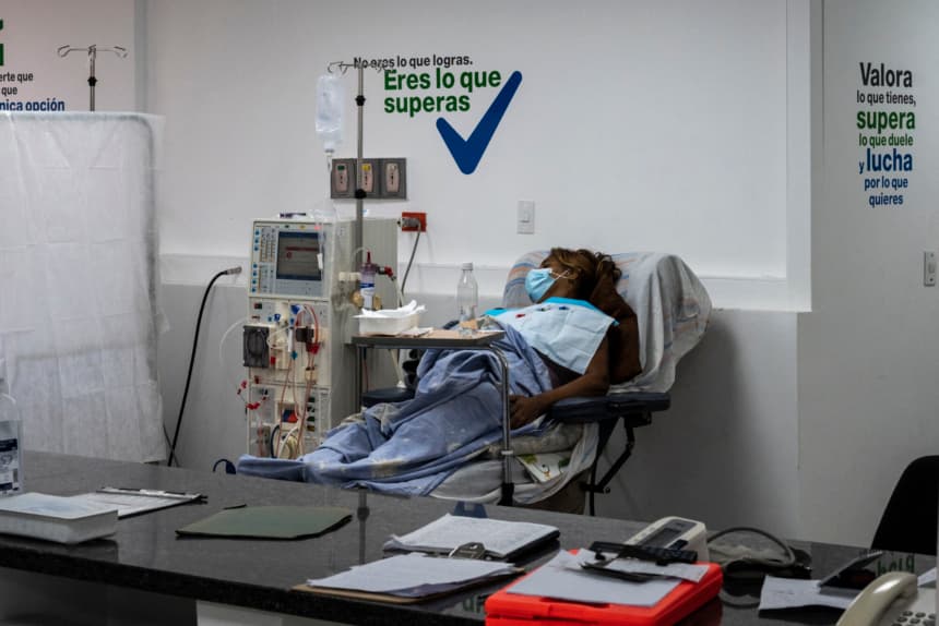 Un paciente que padece insuficiencia renal permanece conectado a los dispositivos mientras se somete a hemodiálisis en una sala del Hospital Clínico Universitario en Caracas, el 24 de febrero de 2022. (YURI CORTEZ/AFP via Getty Images)