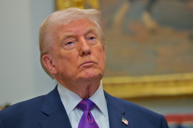 WASHINGTON, DC - 12 DE FEBRERO: El presidente de Estados Unidos, Donald Trump, asiste a un evento para anunciar la revocación de la Declaración de Peligro de 2009 en la Sala Roosevelt de la Casa Blanca el 12 de febrero de 2026 en Washington, DC. La administración Trump derogará la declaración científica central de 2009 que permite a la EPA regular las emisiones que contribuyen al calentamiento global. (Foto de Anna Moneymaker/Getty Images).