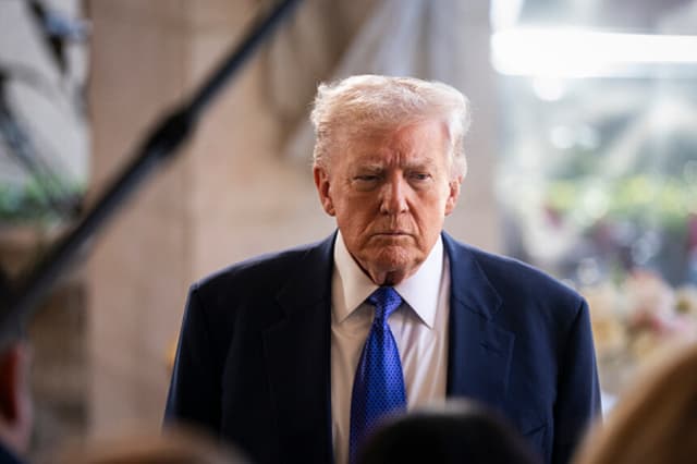 El presidente de los Estados Unidos, Donald Trump, habla con periodistas y miembros de los medios de comunicación en Mar-a-Lago el 1 de febrero de 2026 en Palm Beach, Florida. Trump asiste a la boda de Dan Scavino, subjefe de gabinete de la Casa Blanca, y Erin Elmore, directora de Arte en Embajadas del Departamento de Estado, en Mar-a-Lago. (Al Drago/Getty Images).
