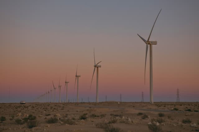 Vista general de un parque eólico en la región de Nuadibú, en la costa de Mauritania, el 4 de febrero de 2026. Mauritania está aprovechando sus abundantes recursos eólicos, teniendo en cuenta sus 700 km de costa atlántica, y se ha fijado el objetivo de alcanzar el 50 % de energía renovable combinando parques solares y eólicos para 2030. (Foto de Kang-Chun Cheng / AFP a través de Getty Images)