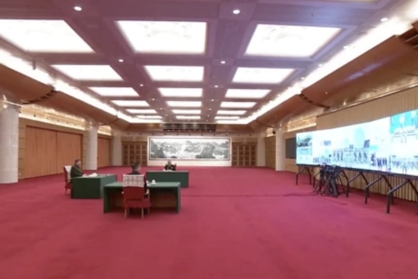 El líder chino, Xi Jinping, se dirige a unidades militares y extiende saludos por el Año Nuevo Lunar a través de un enlace de video desde Beijing, el 10 de febrero de 2026. (CCTV vía Reuters/Captura de pantalla vía The Epoch Times)