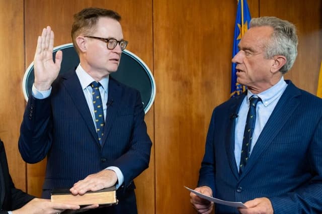Jim O'Neill (izq.) es juramentado por el secretario de Salud, Robert F. Kennedy Jr., como subsecretario de Salud, en Washington el 9 de junio de 2025. (Amy Rossetti/Departamento de Salud y Servicios Humanos vía AP)