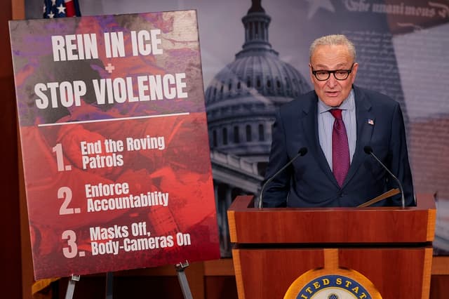 El líder de la minoría del Senado, Chuck Schumer (D-NY), habla en una conferencia de prensa el 12 de febrero de 2026 en Washington, DC. (Heather Diehl/Getty Images)
