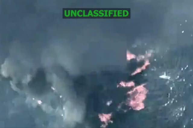 Un barco narcotraficante arde en la zona de responsabilidad del Comando Sur de los Estados Unidos, tras ser atacado por las fuerzas estadounidenses el 16 de febrero de 2025. (Comando Sur de EE. UU./Captura de pantalla vía The Epoch Times)