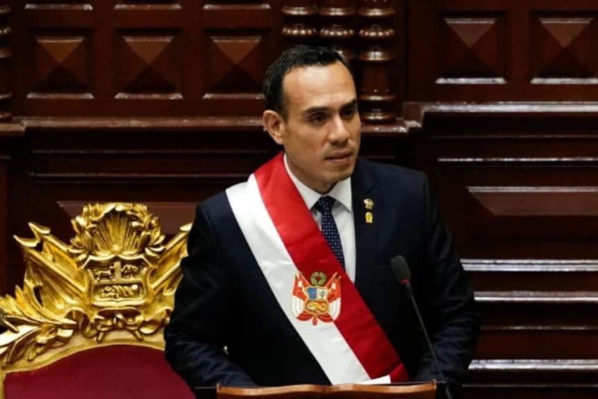 José Jeri, durante la ceremonia de toma de posesión, después de que el Congreso votara a favor de destituir a la expresidenta Dina Boluarte, en Lima, el 10 de octubre de 2025. (Angela Ponce/Reuters)