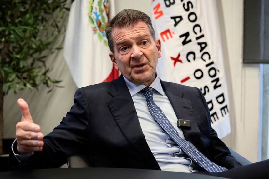 "México está en posición de privilegio tras reacomodo global", afirma presidente de banqueros