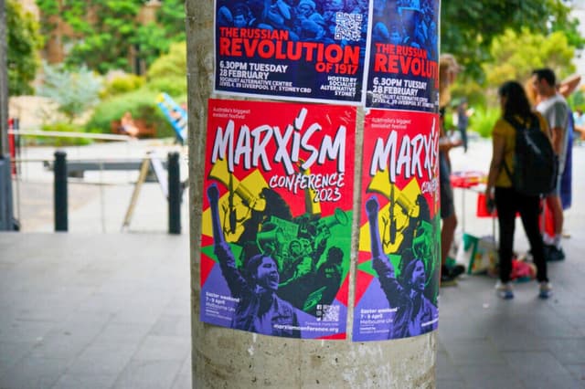 Imagen de un cartel marxista tomada en la Universidad de Sídney el 28 de febrero de 2023. (Horace Young/The Epoch Times).