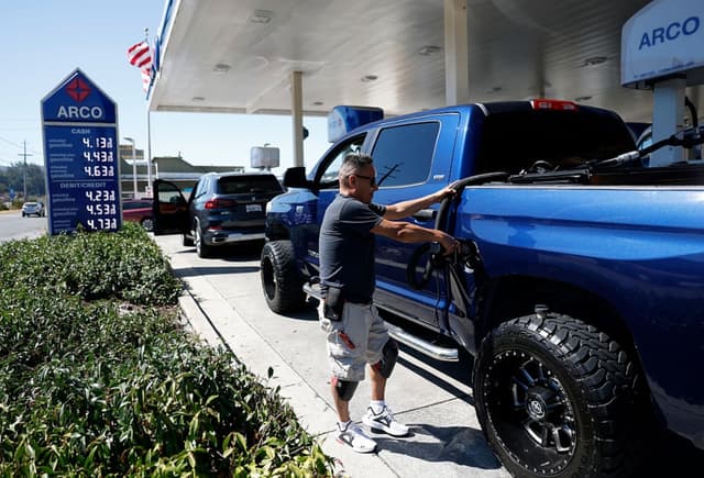 Víctor Sánchez carga gasolina en su camioneta en una gasolinera Arco, en Mill Valley, California, el 28 de agosto de 2025. (Justin Sullivan/Getty Images)