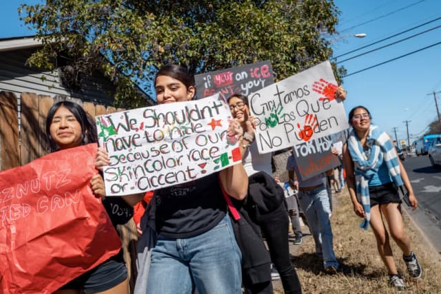 Estudiantes de secundaria protestan contra las operaciones federales de inmigración en Austin, Texas, el 6 de febrero de 2026. (Brandon Bell/Getty Images)