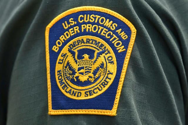 Una insignia de la Oficina de Aduanas y Protección Fronteriza de Estados Unidos en el brazo de un agente de la Patrulla Fronteriza de Estados Unidos en Mission, Texas, el 1 de julio de 2019. (Loren Elliott/Reuters).