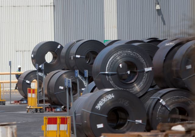 Imagen ilustrativa: Bobinas de acero se encuentran a las afueras de un almacén, en una planta en Monterrey, México, el 27 de agosto de 2018. (JULIO CESAR AGUILAR/AFP via Getty Images)