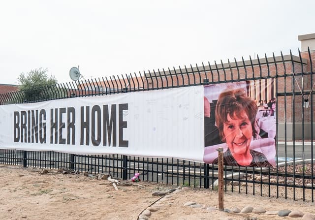 Una pancarta cuelga fuera de News 4 Tucson el 12 de febrero de 2026 en Tucson, Arizona. (Brandon Bell/Getty Images)