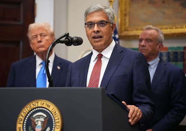 El director de los Institutos Nacionales de Salud de EE. UU., Jay Bhattacharya, acompañado por el presidente Donald Trump (izquierda) y el secretario de Salud y Servicios Humanos, Robert F. Kennedy Jr., pronuncia unas palabras durante un anuncio del presidente Donald Trump sobre «importantes descubrimientos médicos y científicos para los niños estadounidenses» en la Sala Roosevelt de la Casa Blanca el 22 de septiembre de 2025 en Washington, D.C. (Foto de Andrew Harnik/Getty Images)