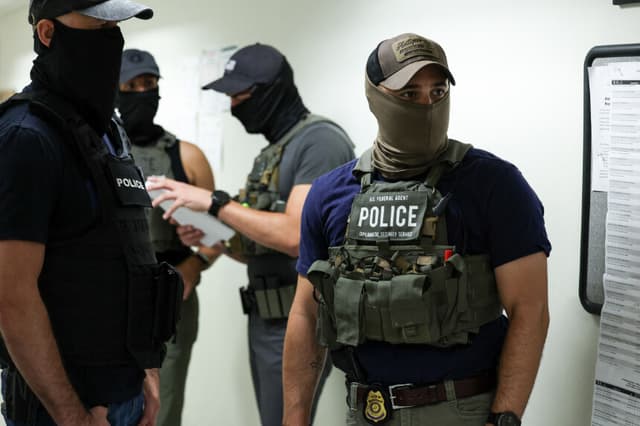 Agentes federales de la Oficina de Aduanas y Protección Fronteriza (CBP) y del Servicio de Seguridad Diplomática llevan mascarillas mientras esperan en el pasillo fuera de la sala del Tribunal Federal de Inmigración de Nueva York, situado en el edificio federal Jacob K. Javitz, en la ciudad de Nueva York, el 16 de julio de 2025. (Foto de CHARLY TRIBALLEAU / AFP) (Foto de CHARLY TRIBALLEAU/AFP a través de Getty Images).