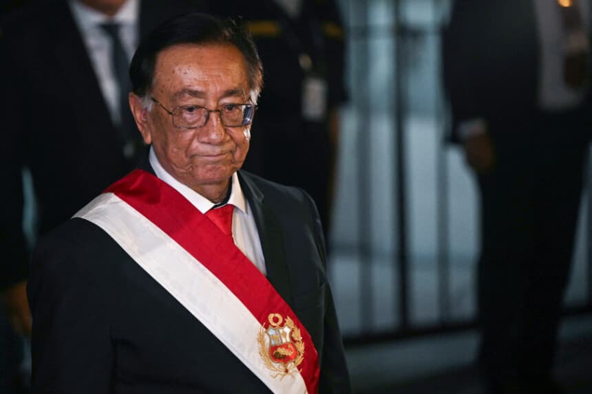 Nuevo presidente de Perú dice que garantizará una transición democrática y creará nuevas leyes