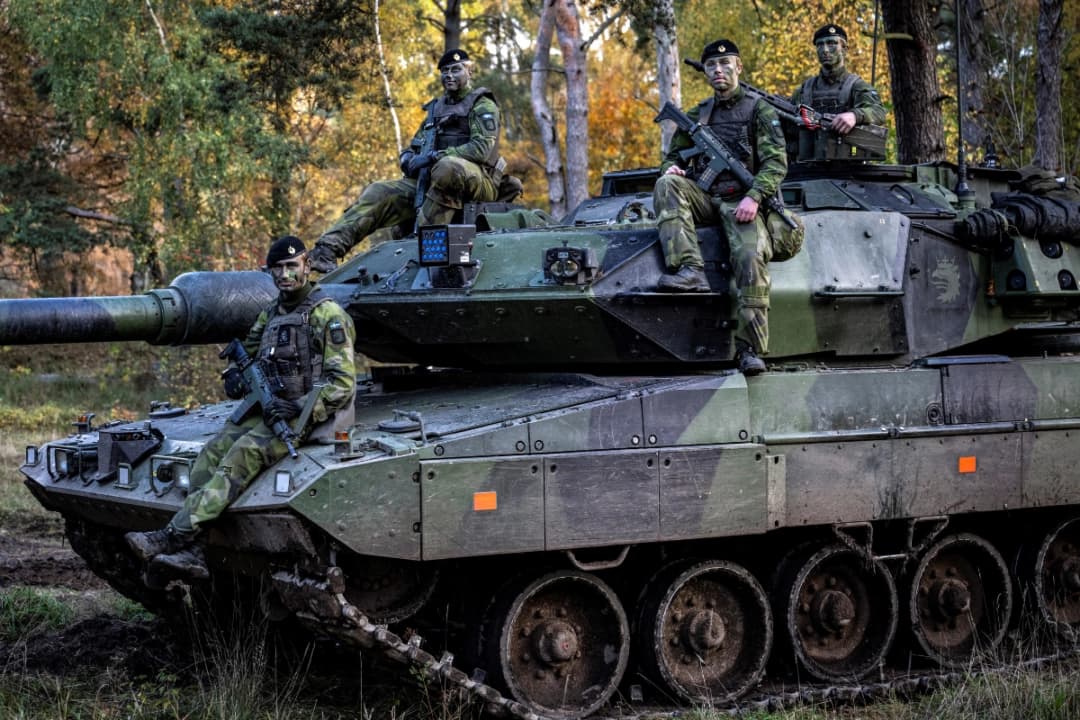 Los soldados se sientan en un tanque en el Regimiento P7 en Revingehed, Suecia, el 24 de octubre de 2024. (TT News Agency/Johan Nilsson via Reuters)
