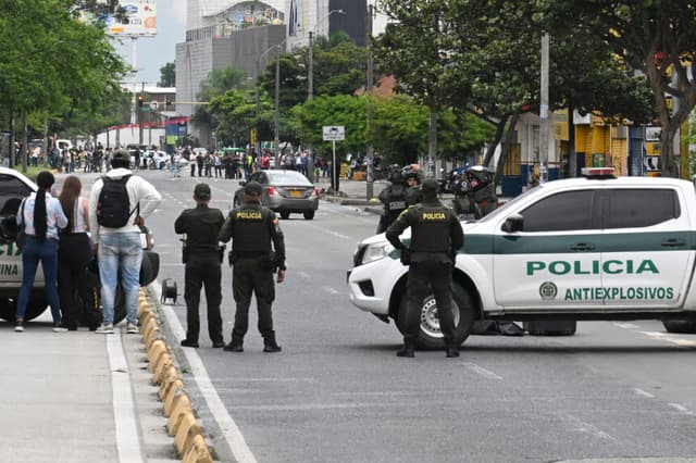 Policías antiexplosivos colombianos realizan una detonación controlada durante una búsqueda de explosivos en un vehículo abandonado en una calle de Cali, Colombia, el 13 de junio de 2025. (JOAQUIN SARMIENTO/AFP a través de Getty Images)