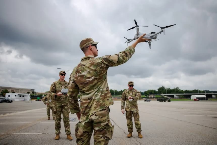 Un soldado estadounidense sostiene un dron en el estacionamiento del Pentágono, en Arlington, Virginia, el 14 de junio de 2025. (Samuel Corum/Getty Images)