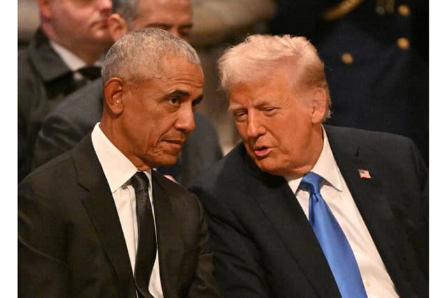 El expresidente estadounidense Barack Obama habla con el presidente electo Donald Trump antes del funeral de Estado por el expresidente estadounidense Jimmy Carter en la Catedral Nacional de Washington, D. C., el 9 de enero de 2025. (Foto de ROBERTO SCHMIDT/AFP a través de Getty Images)