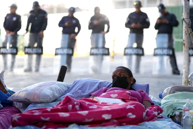 Una mujer permanece en huelga de hambre este miércoles 18 de febrero de 2026, frente al comando de la Policía Nacional Bolivariana (PNB) conocido como Zona 7, en Caracas (Venezuela). Un grupo de familiares de presos políticos en Venezuela, que ya cumplen más de 100 horas en huelga de hambre, exigieron al presidente del Parlamento, el chavista Jorge Rodríguez, que cumpla con su promesa de que "todos" estos detenidos serían liberados una vez se aprobara la ley de amnistía, que fue aplazada al haber diferencias en un artículo. (EFE/ Ronald Pena R.)