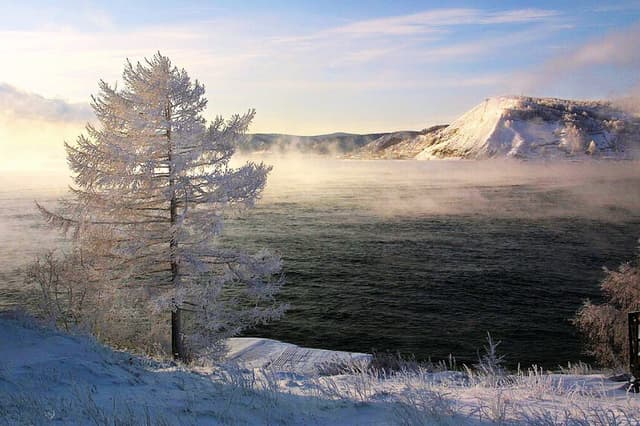 LISTVYANKA, RUSIA: Vista del lago Baikal tomada el 11 de diciembre de 2000 desde el pueblo de Listvyanka, a 70 km de la ciudad siberiana de Irkutsk. Los mongoles de la etnia buriata se establecieron a orillas del lago Baikal, en Siberia, mucho antes de las conquistas de Gengis Kan en el siglo XIII y siglos antes de la llegada de los comerciantes de pieles rusos en la década de 1640. (El crédito de la foto debe leer ALEXANDER NEMENOV/AFP a través de Getty Images).