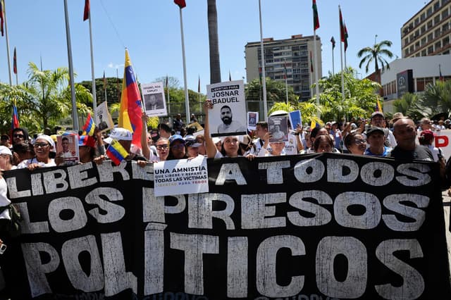 Estudiantes universitarios marchan con pancartas y banderas pidiendo la liberación de todos los presos políticos durante una protesta como parte del Día de la Juventud de Venezuela el 12 de febrero de 2026 en Caracas, Venezuela. (Jesús Vargas/Getty Images)