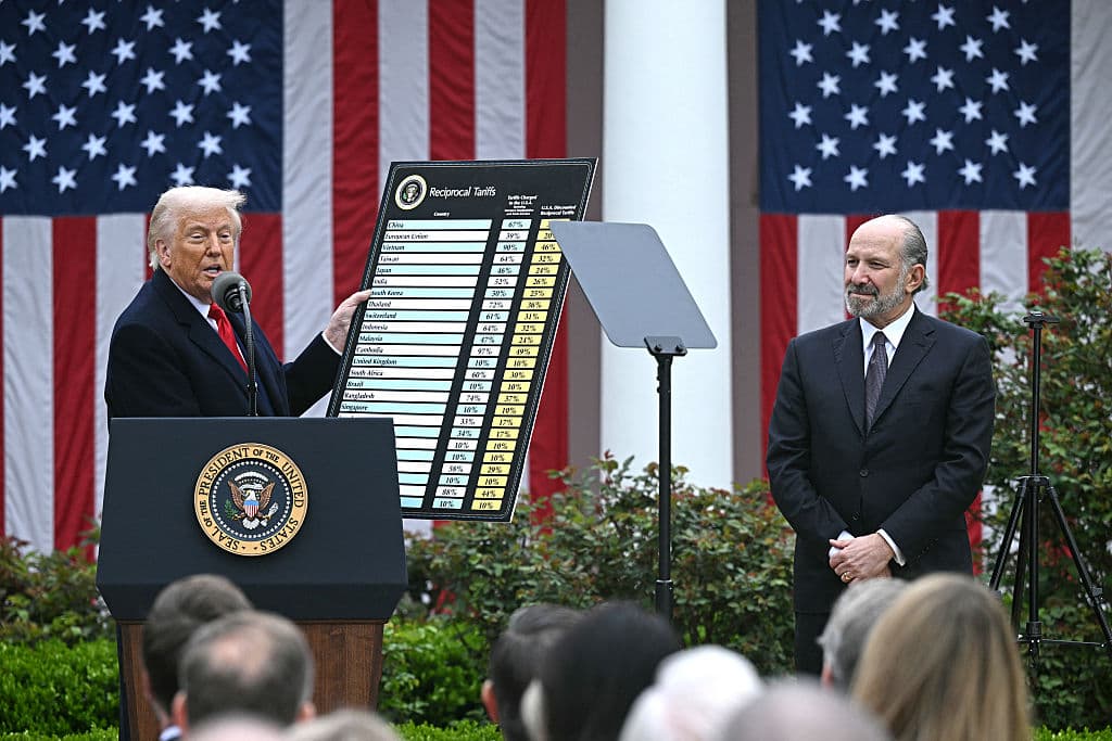 El presidente de Estados Unidos, Donald Trump, sostiene un gráfico mientras pronuncia unas declaraciones sobre los aranceles recíprocos junto al secretario de Comercio de Estados Unidos, Howard Lutnick, durante un acto celebrado en el Jardín de las Rosas titulado «Make America Wealthy Again» (Hagamos que Estados Unidos vuelva a ser rico) en la Casa Blanca, en Washington D. C., el 2 de abril de 2025. (Foto de Brendan SMIALOWSKI / AFP) (Foto de BRENDAN SMIALOWSKI/AFP a través de Getty Images)