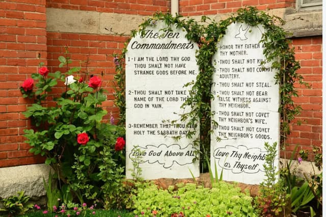 La ley S.B. 10 firmada en junio por el gobernador de Texas Greg Abbott exigía que en cada aula exhiba el texto de los Diez Mandamientos. (SHAWSHANK66/Pixabay).
