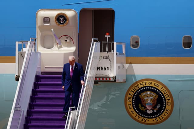 El presidente de los Estados Unidos, Donald Trump, desembarca del Air Force One a su llegada al Aeropuerto Internacional Rey Khalid el 13 de mayo de 2025, en Riad, Arabia Saudita. Trump inicia una gira por varios países de la región del Golfo centrada en ampliar los lazos económicos y reforzar la cooperación en materia de seguridad con los principales aliados de los Estados Unidos. (Win McNamee/Getty Images).