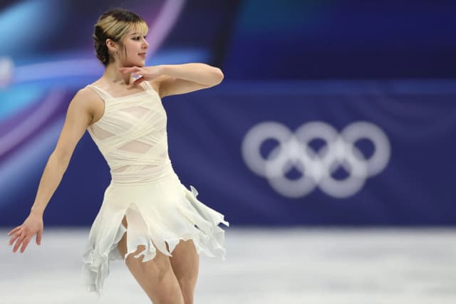 Alysa Liu, del equipo de Estados Unidos, compite durante el programa corto de patinaje individual femenino en la undécima jornada de los Juegos Olímpicos de Invierno de Milán Cortina 2026, en el Milano Ice Skating Arena de Milán, el 17 de febrero de 2026. (Sarah Stier/Getty Images)