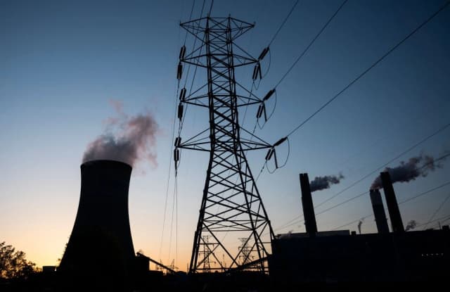 Vapor saliendo de una central eléctrica de carbón en Adamsville, Alabama, el 11 de abril de 2021. (Andrew Caballero-Reynolds/AFP a través de Getty Images)