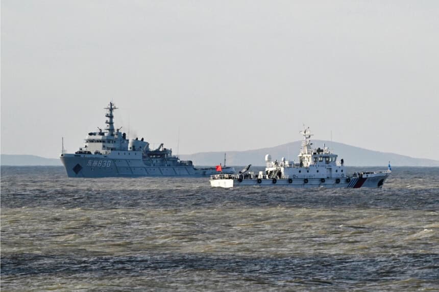 Barcos chinos patrullan mientras el Ejército Popular de Liberación realiza ejercicios militares en la isla de Pingtan —el punto más cercano a Taiwán— en la provincia oriental de Fujian, China, el 30 de diciembre de 2025. (Adek Berry/AFP vía Getty Images)
