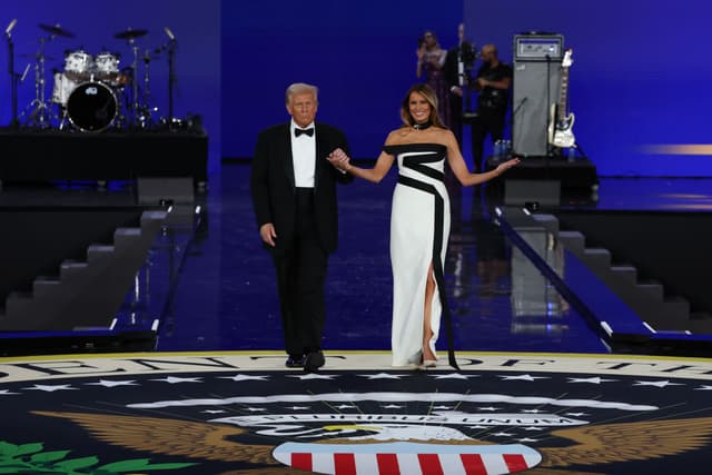 El presidente Donald Trump baila con su esposa, la primera dama Melania Trump, en el Baile Inaugural de la Libertad el 20 de enero de 2025 en Washington, D.C. El presidente Donald Trump asiste a algunos de los bailes inaugurales tras prestar juramento como 47.º presidente. (Foto de Joe Raedle/Getty Images)