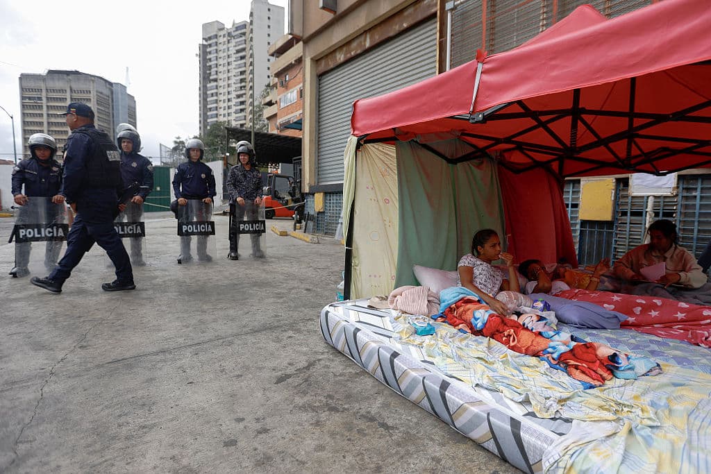 Familiares de presos políticos, quienes realizaron una huelga de hambre de casi una semana que finalizó la víspera, permanecen afuera de la prisión de la Zona 7 de la Policía Nacional Bolivariana (PNB) en Caracas el 20 de febrero de 2026. El 19 de febrero, la Asamblea Nacional de Venezuela aprobó por unanimidad una esperada ley de amnistía que podría liberar a cientos de presos políticos encarcelados por ser detractores del gobierno. (Foto de Pedro MATTEY / AFP vía Getty Images)