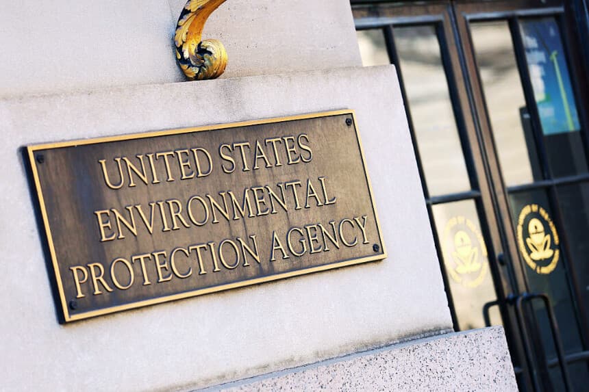 Gobierno de Trump mantiene plan de 10 años para retirar tuberías de plomo