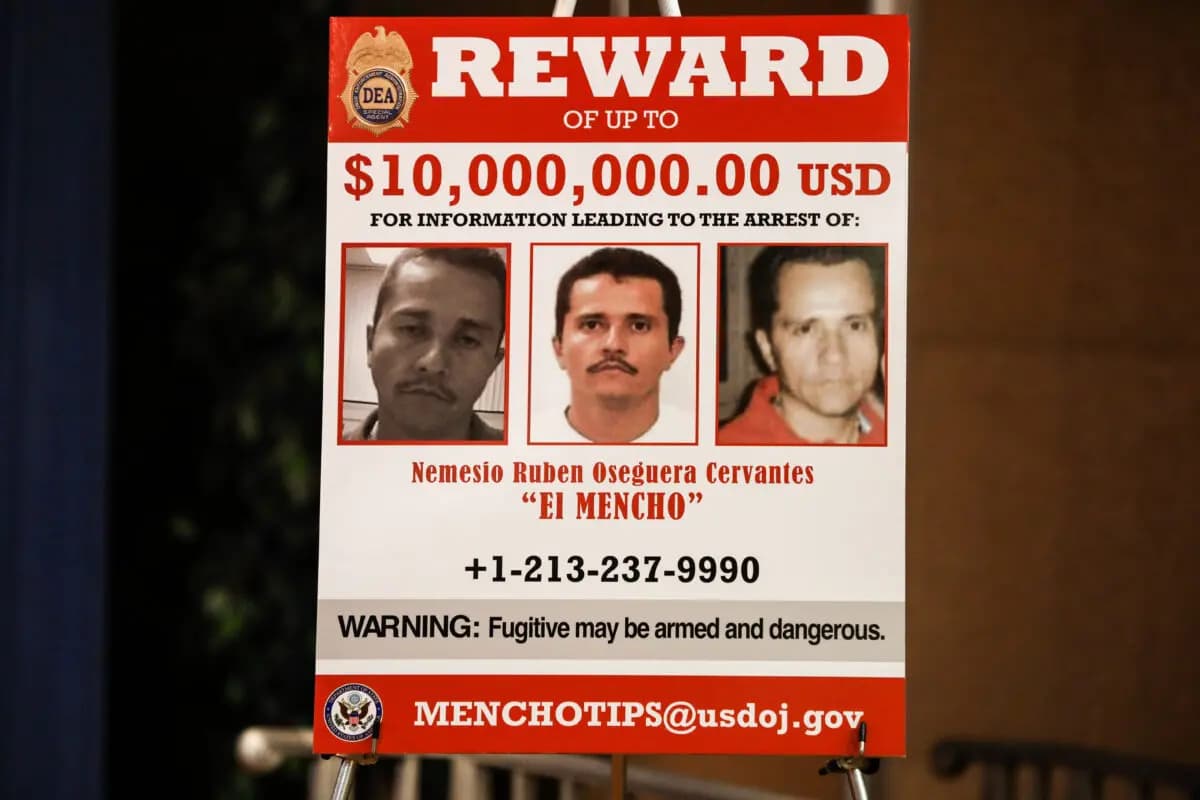 Un cartel muestra el aviso de recompensa de 10 millones de dólares por el capo del Cártel de Jalisco Nueva Generación (CJNG), Nemesio Oseguera Cervantes, también conocido como "El Mencho", en el Departamento de Justicia en Washington, el 11 de marzo de 2020. (Charlotte Cuthbertson/The Epoch Times)
