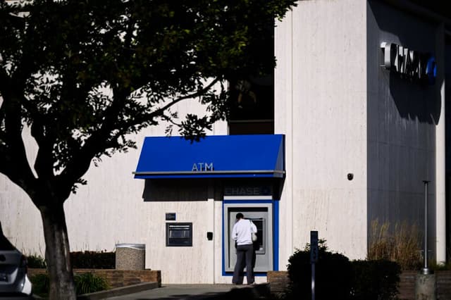 Un cliente utiliza un cajero automático fuera de una sucursal del Chase Bank en Rolling Hills Estates, California, el 13 de marzo de 2023. (PATRICK T. FALLON/AFP a través de Getty Images)