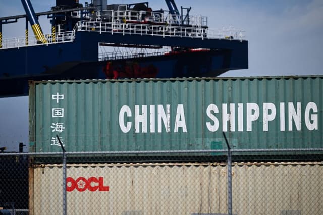Un contenedor de carga de China Shipping apilado en el puerto de Long Beach, en Long Beach, California, el 10 de abril de 2025. (Foto de PATRICK T. FALLON/AFP a través de Getty Images)