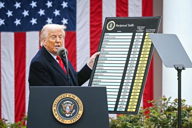 El presidente Donald Trump sostiene un gráfico mientras pronuncia unas palabras sobre los aranceles recíprocos durante su evento "Día de la Liberación" en el Jardín de las Rosas de la Casa Blanca el 2 de abril de 2025. (Brendan Smialowski/AFP a través de Getty Images)