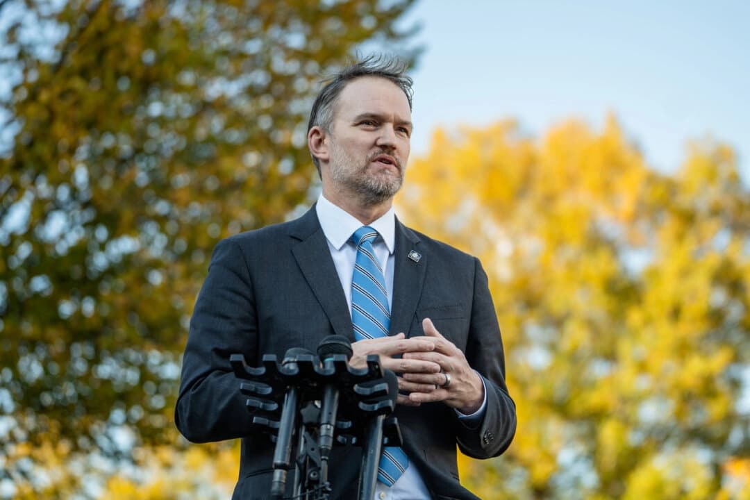 Jamieson Greer, representante comercial de EE. UU., habla con los periodistas en la Casa Blanca el 30 de octubre de 2025. (Madalina Kilroy/The Epoch Times)