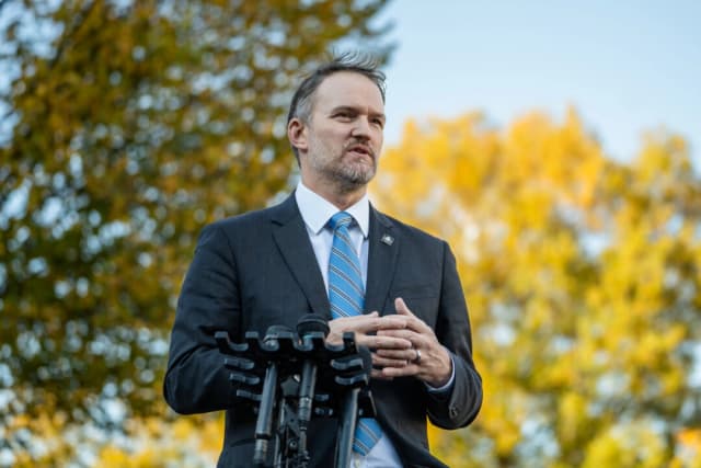 Jamieson Greer, representante comercial de EE. UU., habla con los periodistas en la Casa Blanca el 30 de octubre de 2025. (Madalina Kilroy/The Epoch Times)