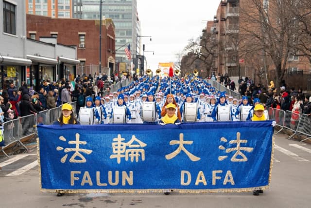 Practicantes de Falun Gong participan en el desfile del Año Nuevo chino en Flushing, en el distrito de Queens de la ciudad de Nueva York, el 21 de febrero de 2026. (Samira Bouaou/The Epoch Times)