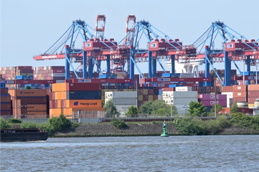 Los contenedores de carga esperan ser cargados mediante grúas en buques portacontenedores en la terminal de contenedores de Burchardkai en el puerto de Hamburgo, en el norte de Alemania, el 3 de junio de 2025. ( Fabian Bimmer/AFP via Getty Images)