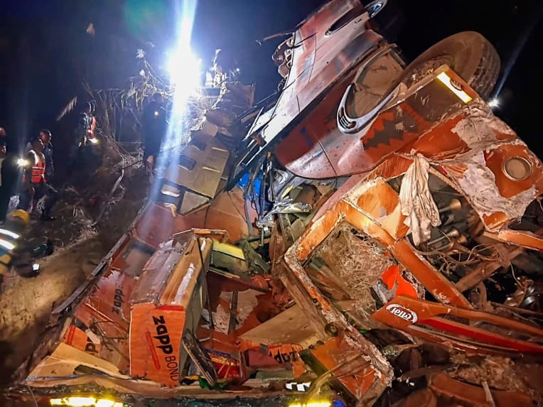 Al menos 19 turistas extranjeros mueren en accidente de autobús en Nepal