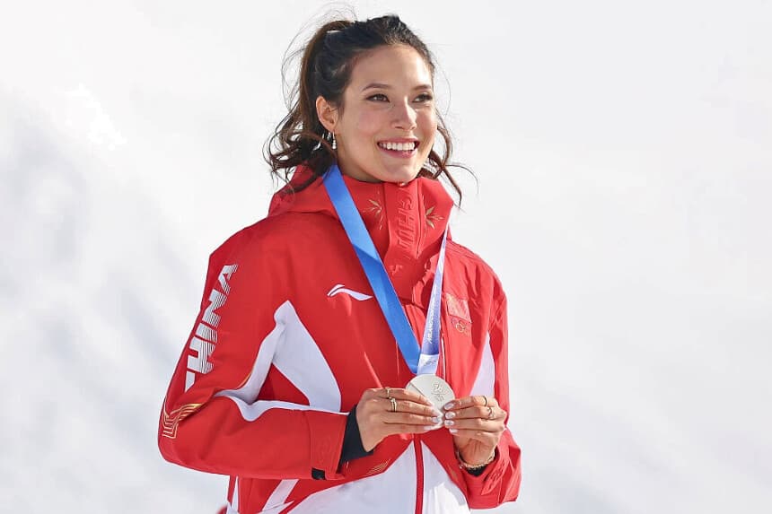 La medallista de plata Ailing Eileen Gu, del equipo de la República Popular China, celebra en el podio tras la final femenina de slopestyle en la tercera jornada de los Juegos Olímpicos de Invierno de Milán-Cortina 2026, celebrados en el Livigno Snow Park de Livigno, Italia el 9 de febrero de 2026. (Michael Reaves/Getty Images).