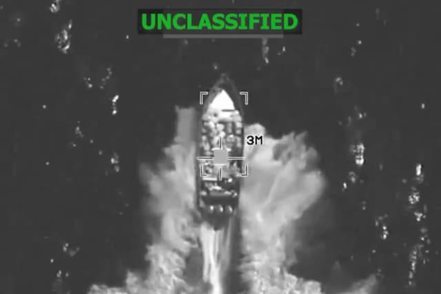 Imagen de un video del impacto de un barco contra el narcotráfico en el Pacífico oriental el 4 de diciembre de 2025. (@Southcom/X/Captura de pantalla vía The Epoch Times)