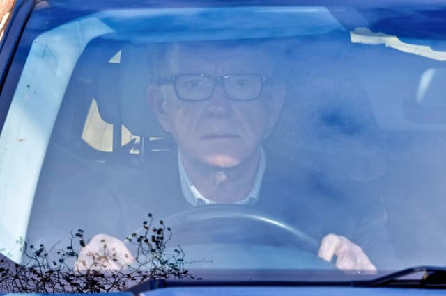 TOPSHOT - El exembajador del Reino Unido en Estados Unidos, Peter Mandelson, se aleja de su residencia en el centro de Londres el 14 de febrero de 2026. (Foto de JUSTIN TALLIS / AFP a través de Getty Images).