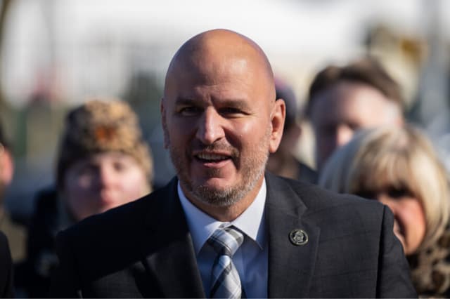 Brandon Judd, en un mitin el 7 de febrero de 2024, frente al centro de migrantes Creedmoor, en el barrio de Queens de la ciudad de Nueva York. (Adam Gray/Getty Images