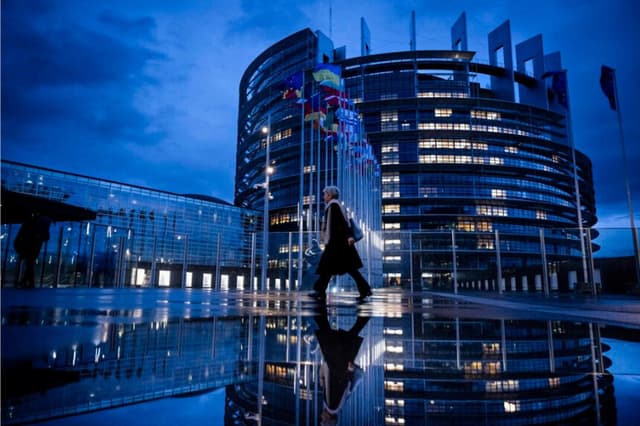 Una persona pasa por el edificio del Parlamento Europeo en Estrasburgo, Francia, el 19 de diciembre de 2024. (Sebastien Bozon/AFP via Getty Images)