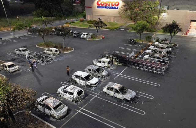 Vista aérea de los autos quemados en el estacionamiento de una tienda Costco en Puerto Vallarta, estado de Jalisco, México, el 23 de febrero de 2026. (Alfredo ESTRELLA / AFP a través de Getty Images)